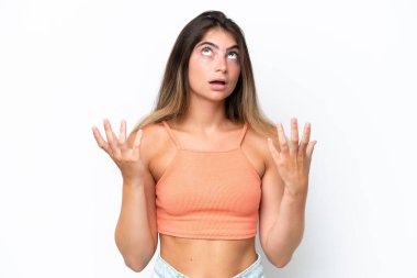 Beyaz arka planda izole edilmiş genç beyaz kadın bunalıma girdi.