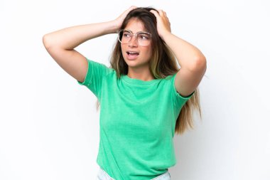 Beyaz arka planda izole edilmiş genç beyaz kadın bunalıma girdi.