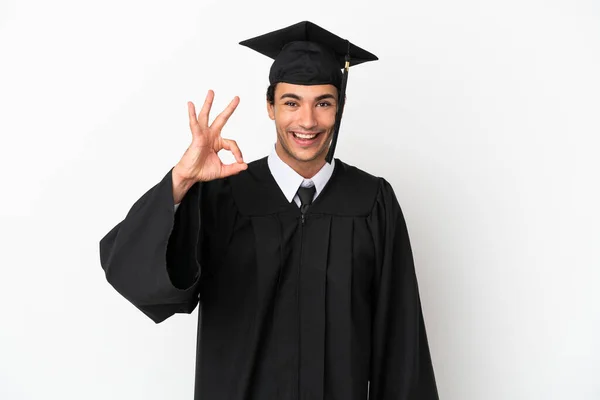 Zole Edilmiş Beyaz Arka Planda Genç Üniversite Mezunu Parmaklarıyla Tamam — Stok fotoğraf