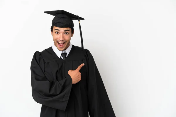 Graduação Universitária Jovem Sobre Fundo Branco Isolado Surpreendido Apontando Lado — Fotografia de Stock