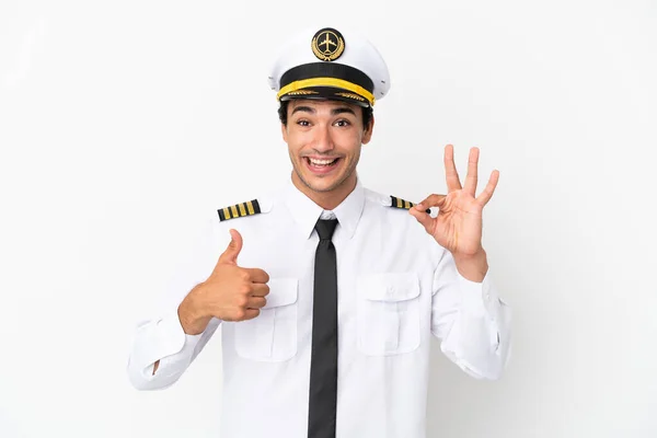 Pilot Samolotu Nad Odizolowanym Białym Tłem Pokazującym Znak Gest Kciuka — Zdjęcie stockowe