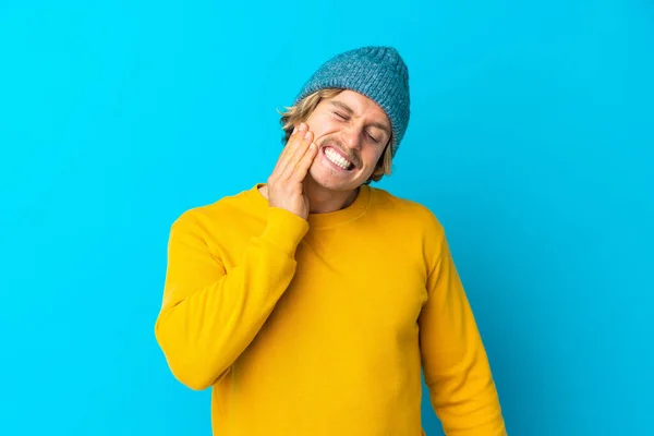 Mavi Arka Planda Diş Ağrısı Olan Yakışıklı Sarışın Bir Adam — Stok fotoğraf