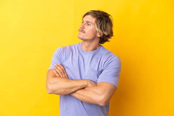 Handsome Blonde Man Isolated Yellow Background Looking Side — ストック写真