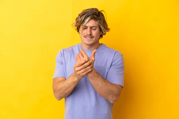 Handsome Blonde Man Isolated Yellow Background Suffering Pain Hands — 스톡 사진