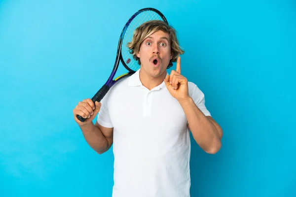 Blonde Tennis Player Man Isolated Blue Background Intending Realizes Solution — Fotografia de Stock