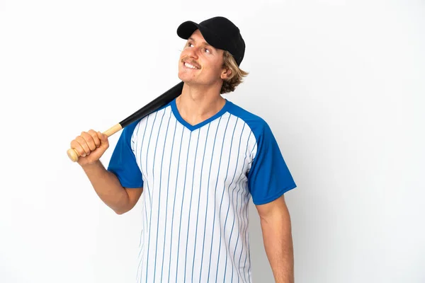 Jeune Homme Blond Jouant Baseball Isolé Sur Fond Blanc Pensant — Photo