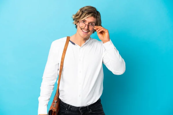 Jovem Loira Empresário Isolado Fundo Azul Com Óculos Feliz — Fotografia de Stock