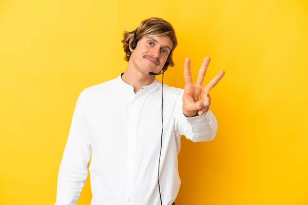 Telemarketer Muž Pracuje Sluchátka Izolované Žlutém Pozadí Šťastný Napočítání Tři — Stock fotografie