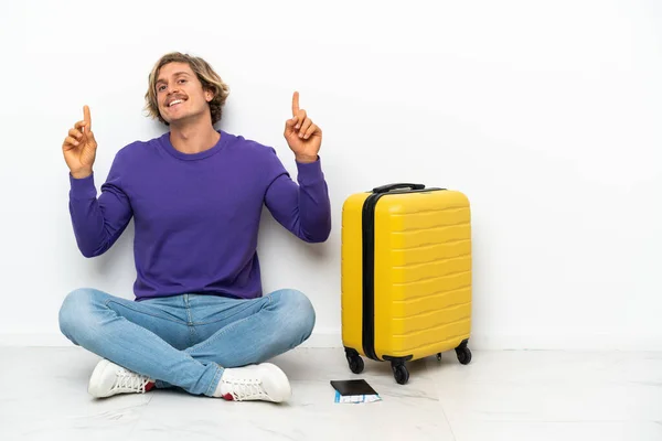 Young Blonde Man Suitcase Sitting Floor Pointing Great Idea — Fotografia de Stock