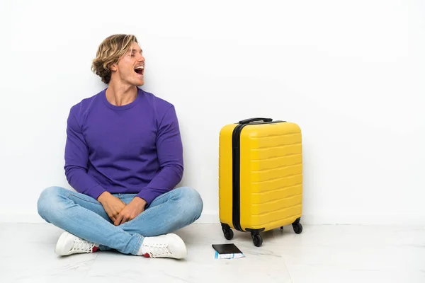 Young Blonde Man Suitcase Sitting Floor Laughing Lateral Position — Stock fotografie