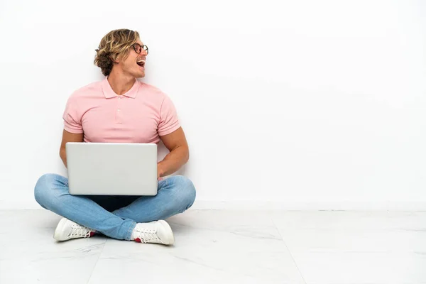 Jovem Caucasiano Sentado Chão Com Seu Laptop Isolado Fundo Branco — Fotografia de Stock