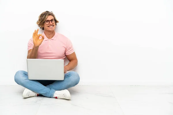 Jovem Caucasiano Sentado Chão Com Seu Laptop Isolado Fundo Branco — Fotografia de Stock