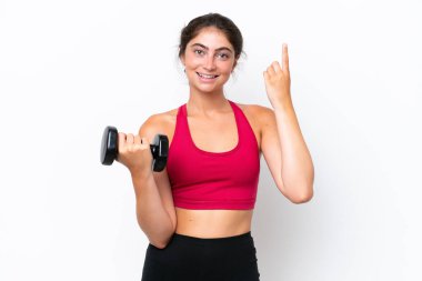 Beyaz arka planda izole haldeyken ağırlık kaldıran beyaz bir kadın harika bir fikre işaret ediyor.