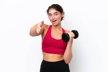 Beyaz arka planda izole haldeyken ağırlık kaldıran beyaz bir kadın iyi bir anlaşma için el sıkışıyor.