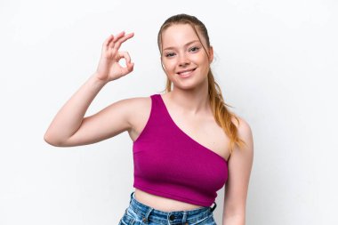 Beyaz arka planda izole edilmiş beyaz kız parmaklarıyla tamam işareti gösteriyor.