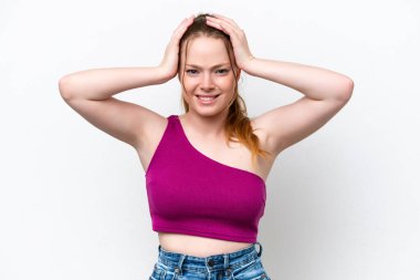 Beyaz arka planda izole edilmiş genç beyaz kız gergin hareketler yapıyor.