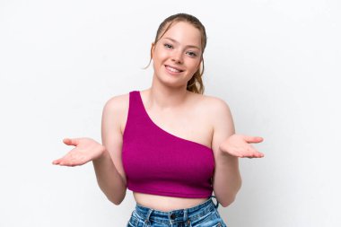 Beyaz arka planda izole edilmiş genç beyaz kız mutlu ve gülümsüyor.