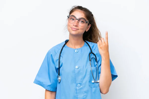 Молода Медсестра Лікарка Ізольована Білому Тлі Вказуючи Індексний Палець Чудова — стокове фото