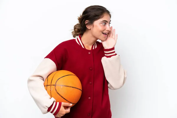 Beyaz Arka Planda Izole Edilmiş Genç Basketbolcu Kadın Ağzı Sonuna — Stok fotoğraf