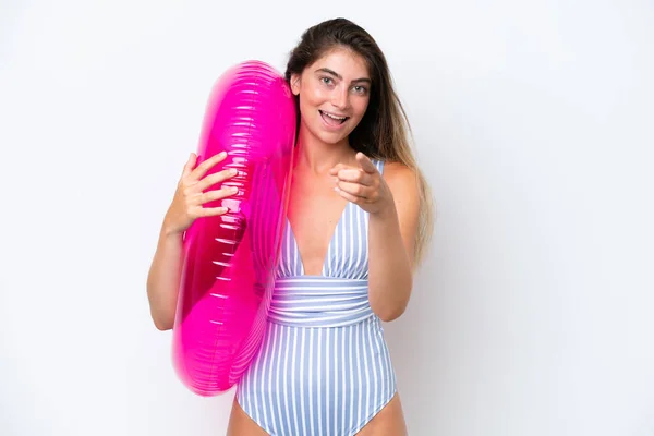 Junge Frau Badeanzug Mit Luftmatratzen Donut Auf Weißem Hintergrund Zeigt — Stockfoto