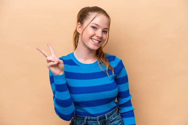 Young Caucasian Woman Isolated Beige Background Smiling Showing Victory Sign — Stock Photo, Image