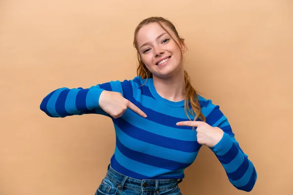 Young Caucasian Woman Isolated Beige Background Proud Self Satisfied — Stock Photo, Image