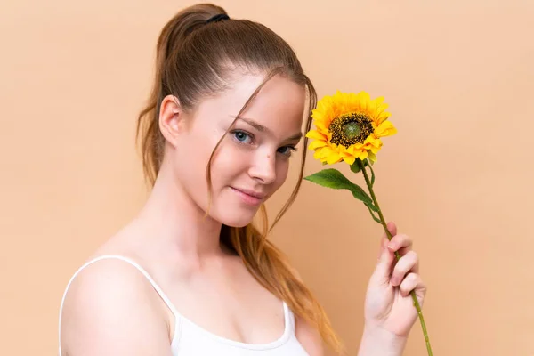 Młoda Biała Dziewczyna Odizolowana Beżowym Tle Trzymająca Słonecznik Portret Bliska — Zdjęcie stockowe