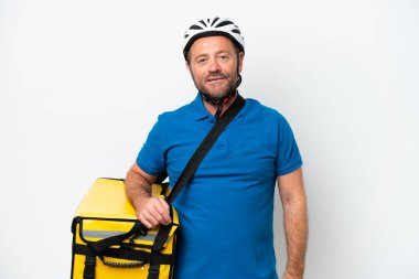 Beyaz arka planda izole edilmiş termal sırt çantalı orta yaşlı beyaz adam gülüyor.