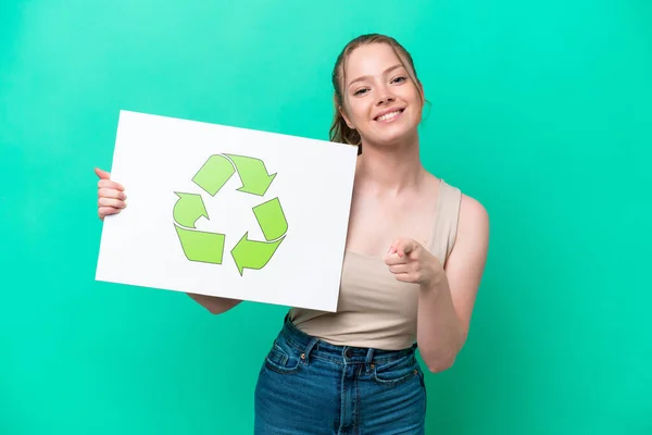 Młoda Kaukaska Kobieta Odizolowana Zielonym Tle Tabliczką Ikoną Recyklingu Wskazującą — Zdjęcie stockowe