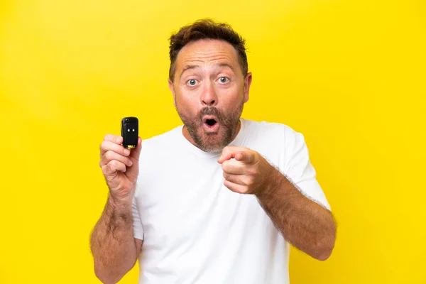 Middle Age Caucasian Man Holding Car Keys Isolated Yellow Background —  Fotos de Stock