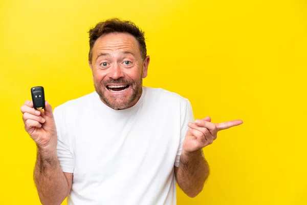 Middle Age Caucasian Man Holding Car Keys Isolated Yellow Background — Stok fotoğraf