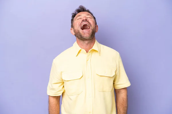 Middelbare Leeftijd Kaukasische Man Geïsoleerd Paarse Achtergrond Lachen — Stockfoto