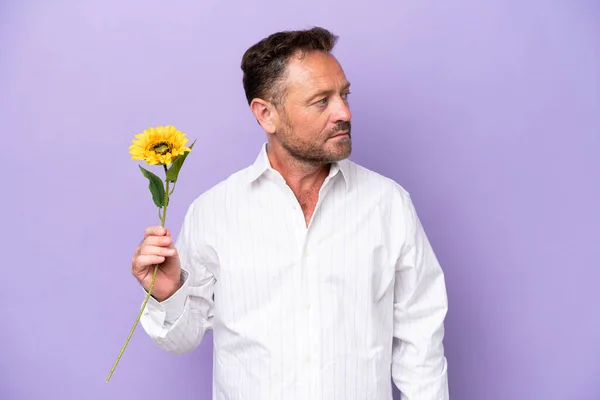 Middle Age Caucasian Man Holding Sun Flower Isolated Purple Background — Foto Stock