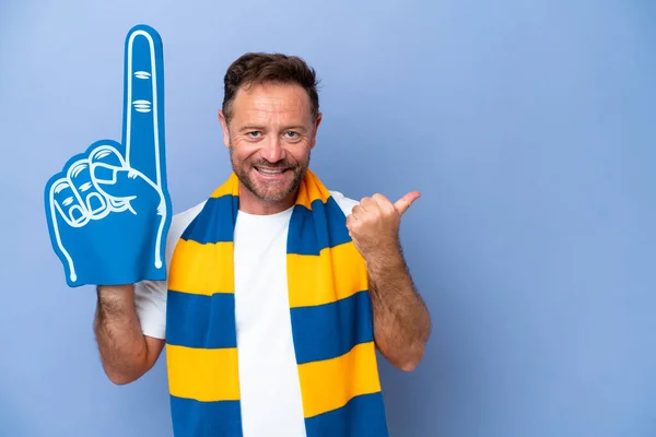 Middle Age Caucasian Sports Fan Man Isolated Blue Background Pointing — Foto Stock