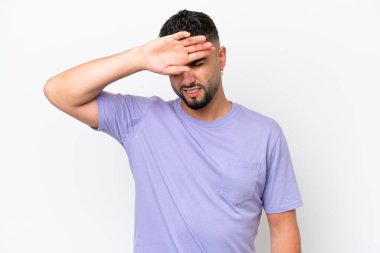 Beyaz arka planda yalnız, yorgun ve hasta bir ifadeyle genç Arap yakışıklı adam.