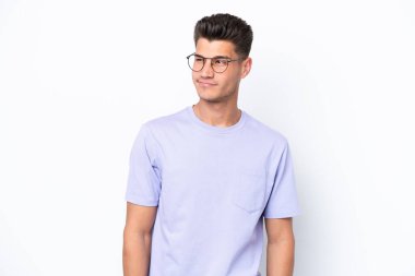 Beyaz arka planda izole edilmiş genç beyaz bir adam. Taraf ararken şüphe duyuyor.