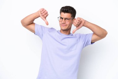 Beyaz arka planda soyutlanmış, gururlu ve kendini beğenmiş beyaz bir adam.