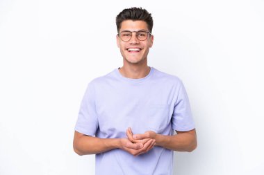 Beyaz arka planda izole edilmiş genç beyaz adam gülüyor.