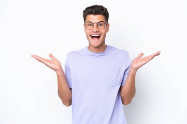 Beyaz arka planda izole edilmiş beyaz yüzlü genç beyaz bir adam.