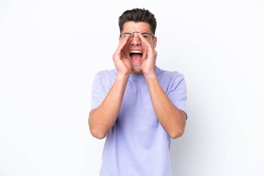 Beyaz arka planda izole edilmiş beyaz bir adam bağırıyor ve bir şey duyuruyor.
