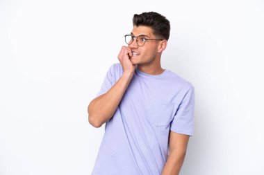 Beyaz arka planda izole edilmiş genç beyaz adam biraz gergin.