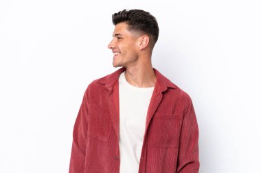 Beyaz arka planda izole edilmiş genç beyaz bir adam.