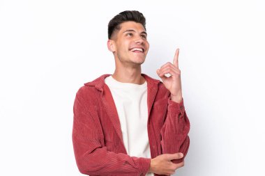 Beyaz arka planda izole edilmiş genç beyaz adam harika bir fikre işaret ediyor