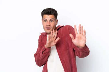 Beyaz arka planda izole edilmiş genç beyaz bir adam sinirleri gergin ve ellerini öne uzatıyor.