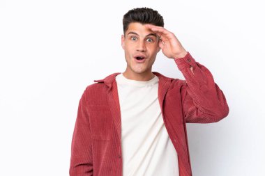 Beyaz arka planda izole genç beyaz adam bir şey fark etti ve çözüm niyetinde