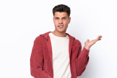 Beyaz arka planda soyutlanmış genç beyaz bir adamın şüpheleri var.