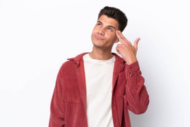 Beyaz arka planda izole edilmiş genç beyaz adam intihar jesti yapmada sorun yaşıyor.