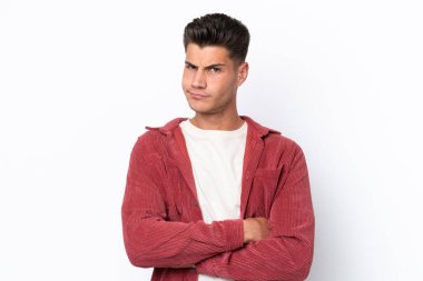 Beyaz arka planda izole edilmiş genç beyaz adam üzgün hissediyor.