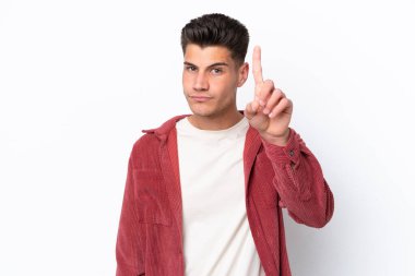 Beyaz arka planda izole edilmiş beyaz tenli genç adam ciddi bir ifadeye sahip birini sayıyor.