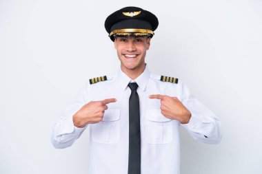 Beyaz arka planda, şaşırmış yüz ifadesiyle izole edilmiş Kafkas uçağı pilotu.